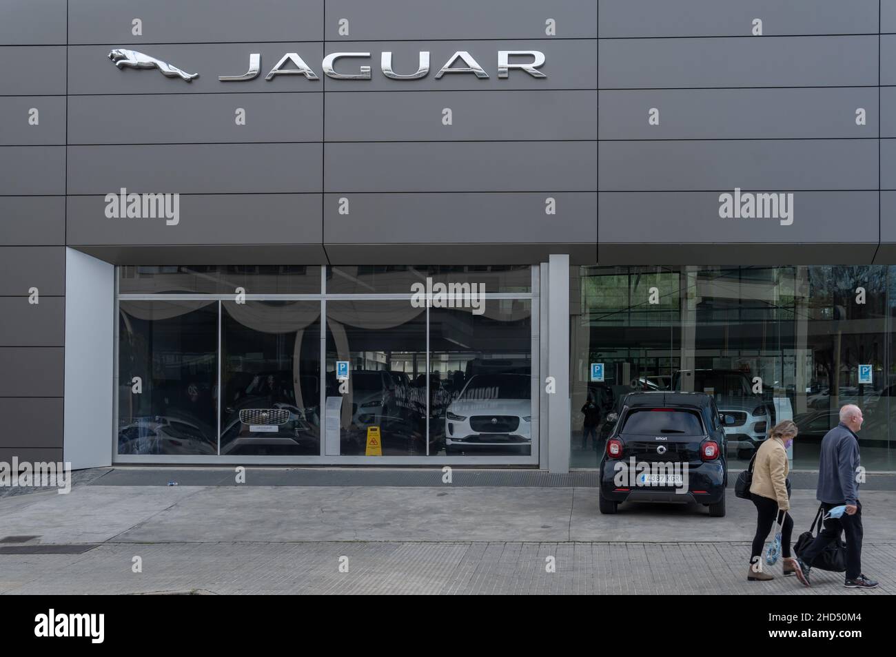 Palma de Mallorca, Spagna; gennaio 02 2022: Concessionaria auto del marchio di lusso Jaguar, in un parco industriale nella città di Palma de Mallorca, Spagna Foto Stock