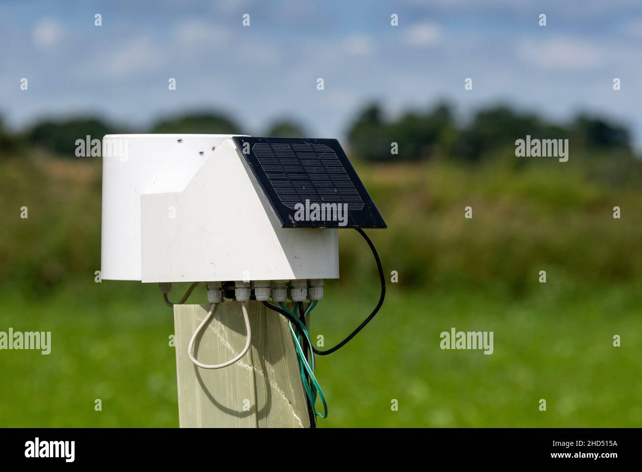 Stazione meteorologica elettronica in un campo arabile. Contea di Durham, Regno Unito. Foto Stock