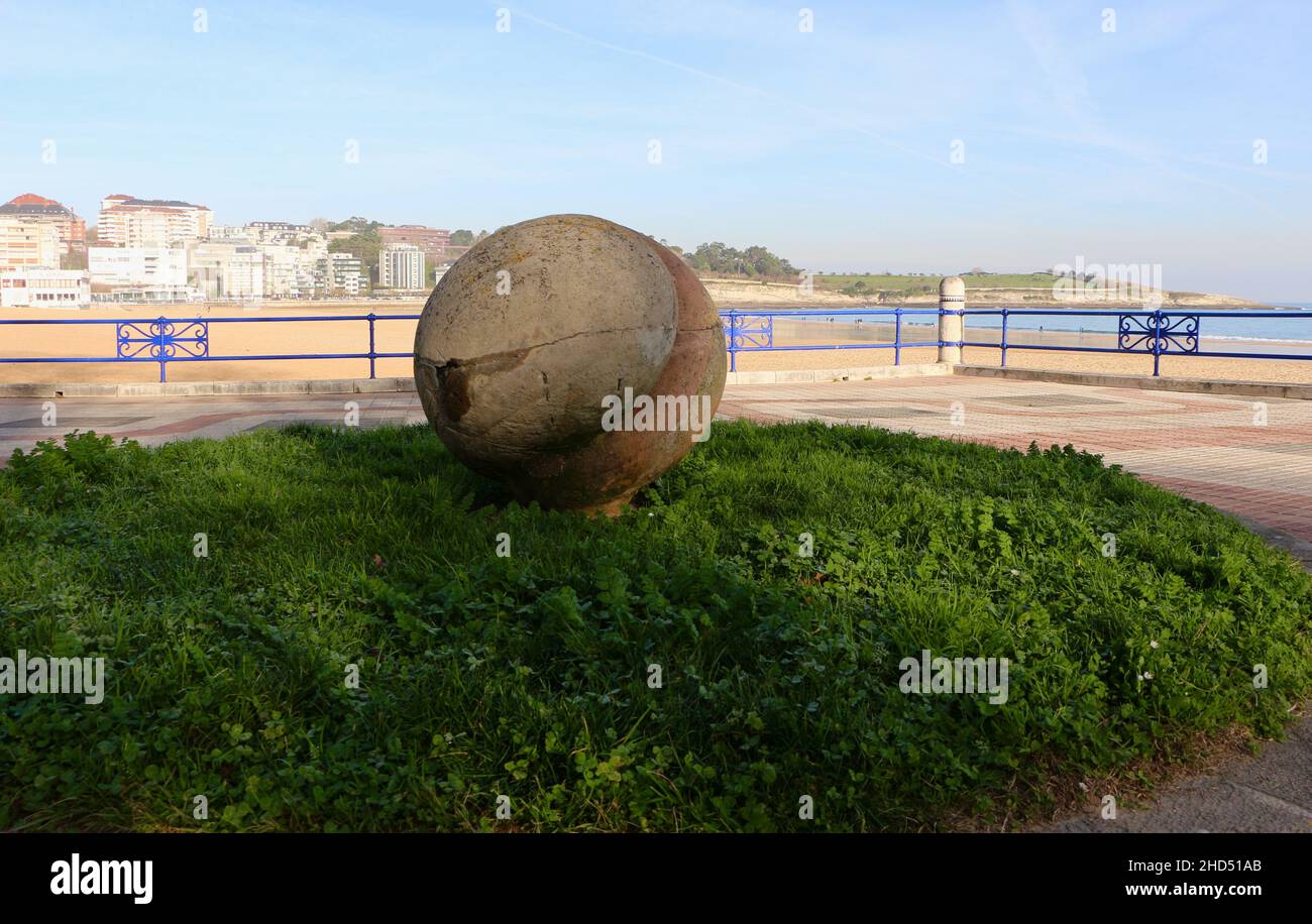 Scultura sferica in pietra su un mound di erba accanto alla spiaggia Sardinero Santander Cantabria Spagna Foto Stock