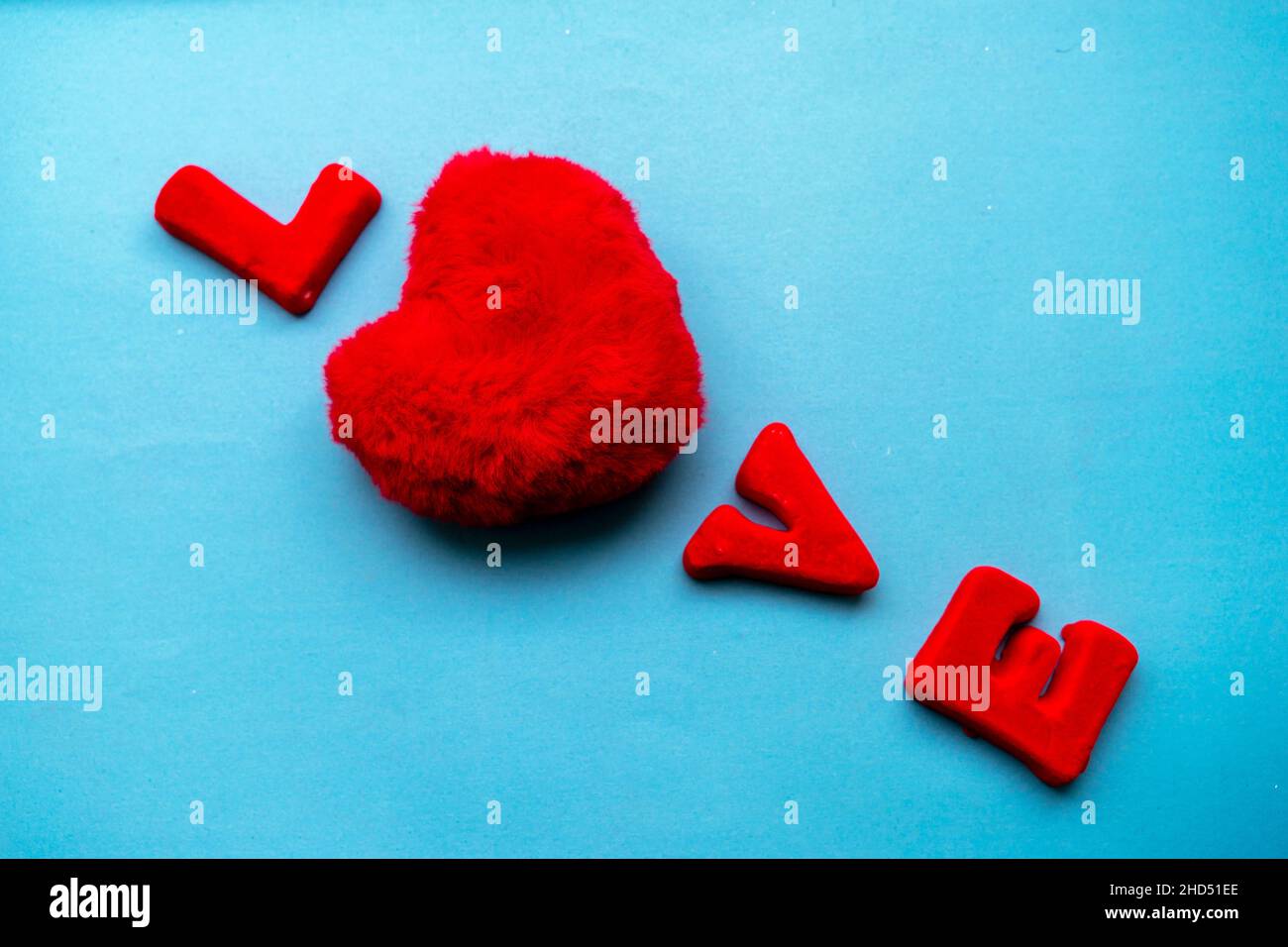 La parola Amore è composta da lettere rosse su sfondo blu. Foto Stock