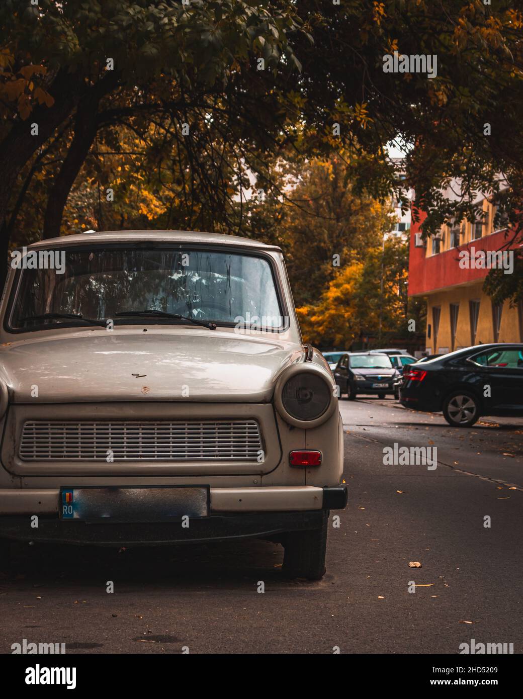 Old Trabant lasciò arrugginire per le strade di Bucarest Foto Stock