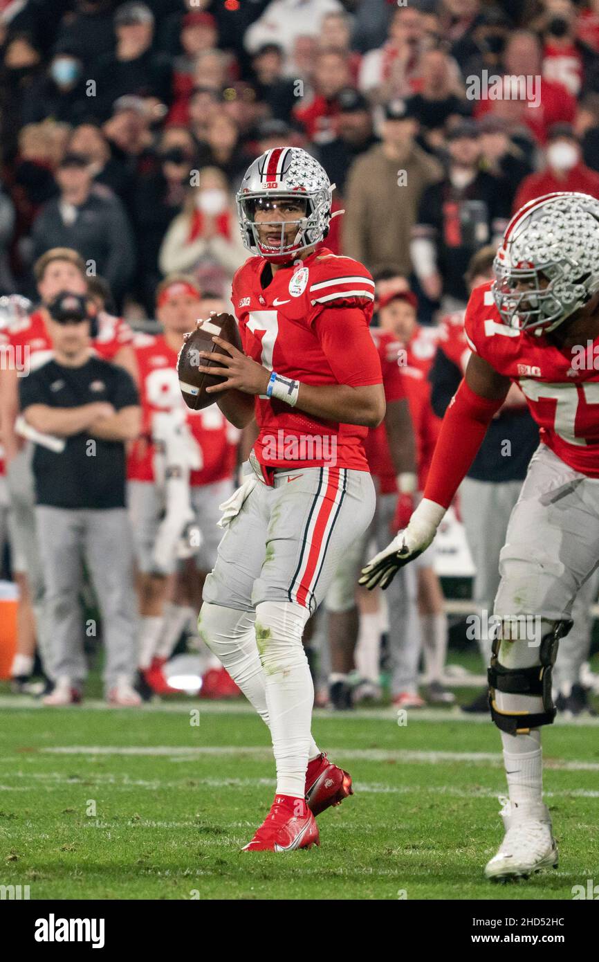 Ohio state Buckeyes quarterback C.J. Stroud (7) torna per un pass durante la partita del Rose Bowl del 108th tra gli Ohio state Buckeyes e lo Utah Ute Foto Stock