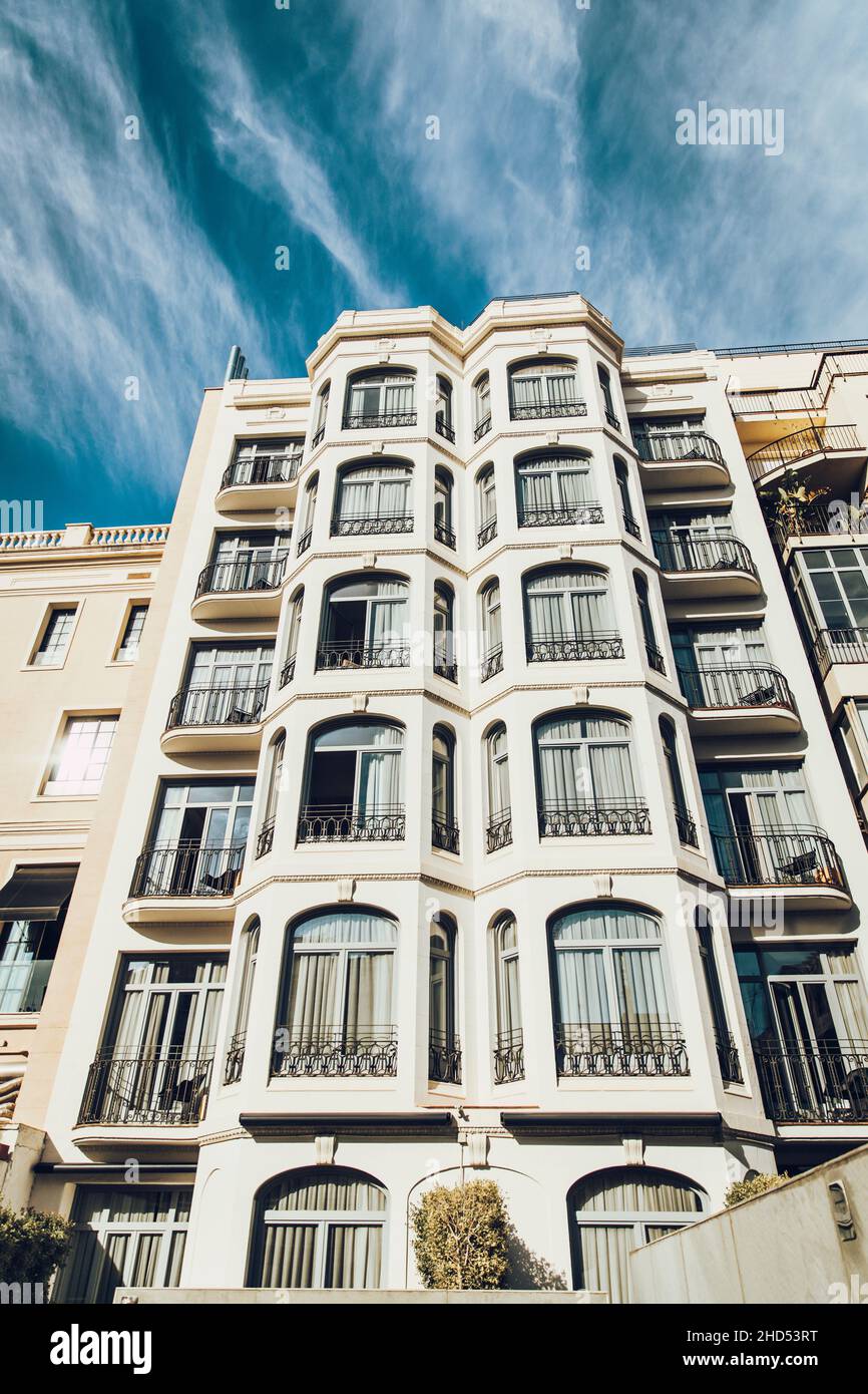 Facciata di un hotel con molte finestre Foto Stock