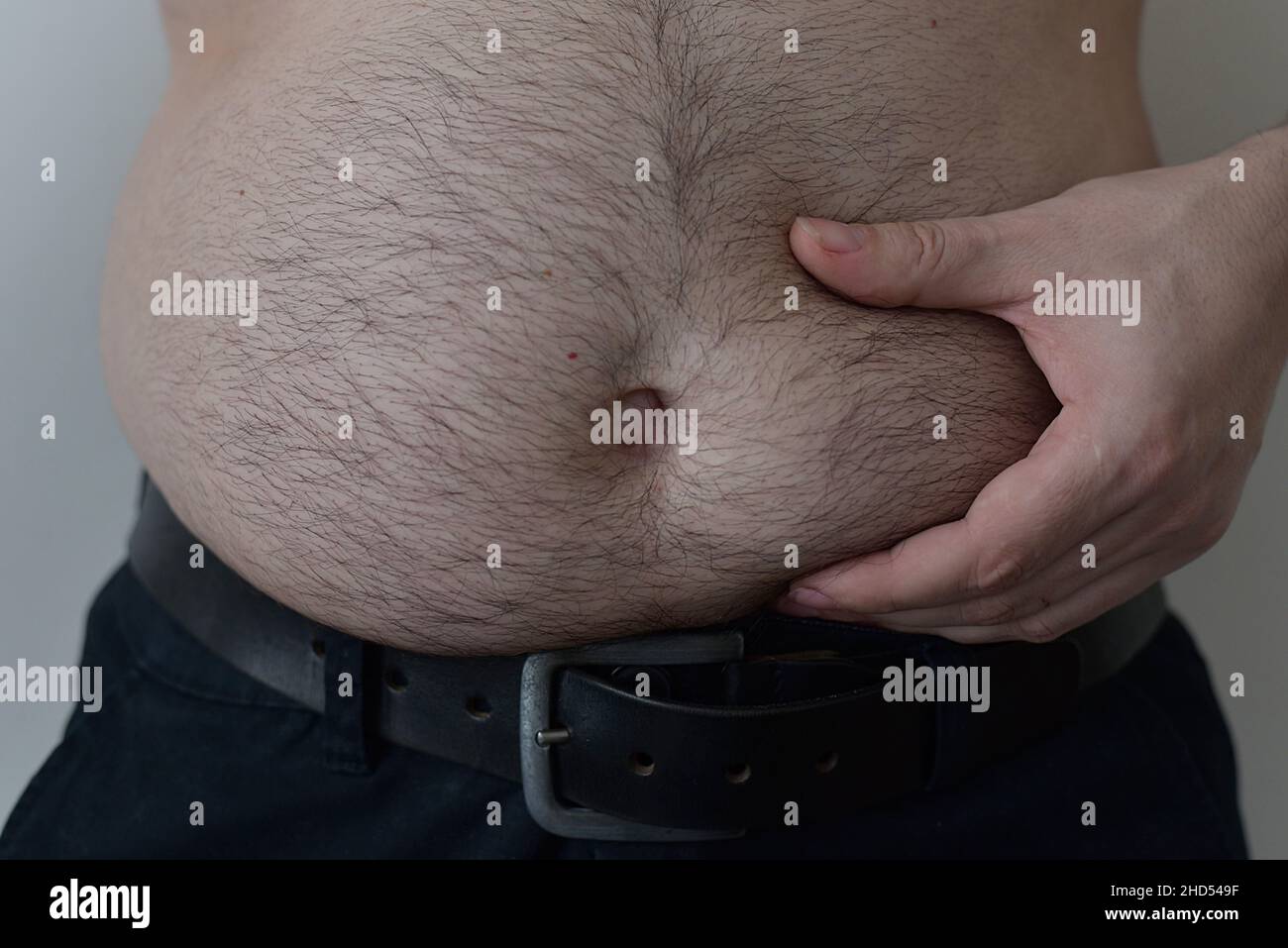 uomo, pancia in sovrappeso, grasso, ombelico, obeso, pancia nuda Foto Stock