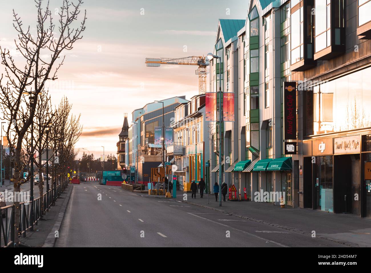 Il sole si pone sul viale a Rekjavik Foto Stock