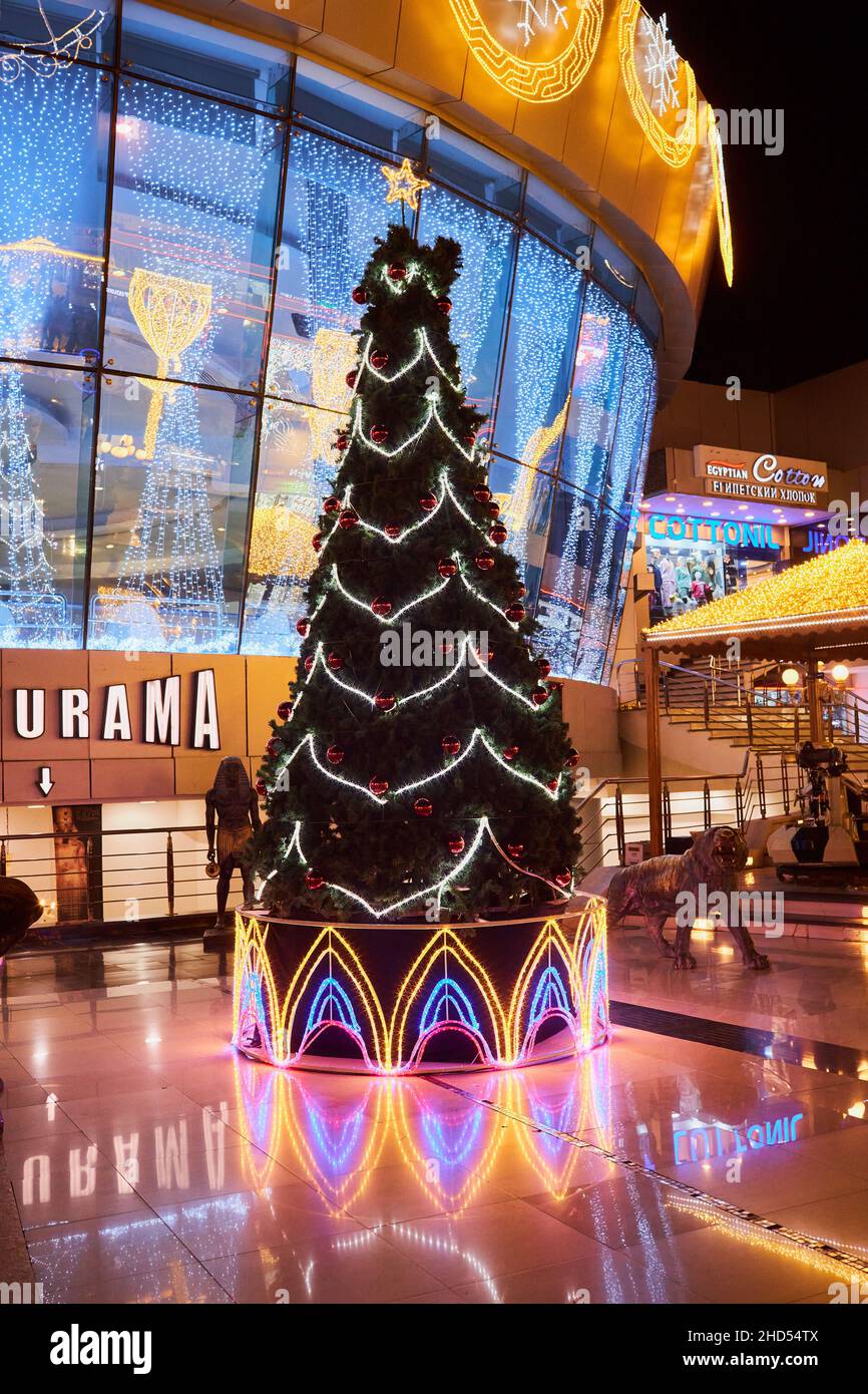 Sharm El Sheikh, Egitto - 20 novembre 2021: Illuminazione notturna festiva  e albero di Natale di Capodanno vacanza nel famoso luogo di Sharm El Sheikh  - SOH Foto stock - Alamy