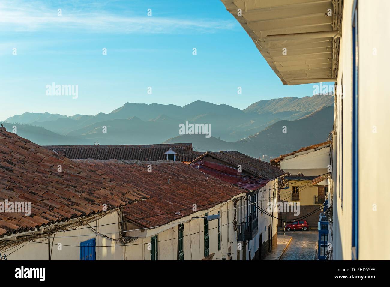 Città di Cusco all'alba con la sua architettura tradizionale tetto all'alba con la catena montuosa delle Ande in background, Perù. Foto Stock