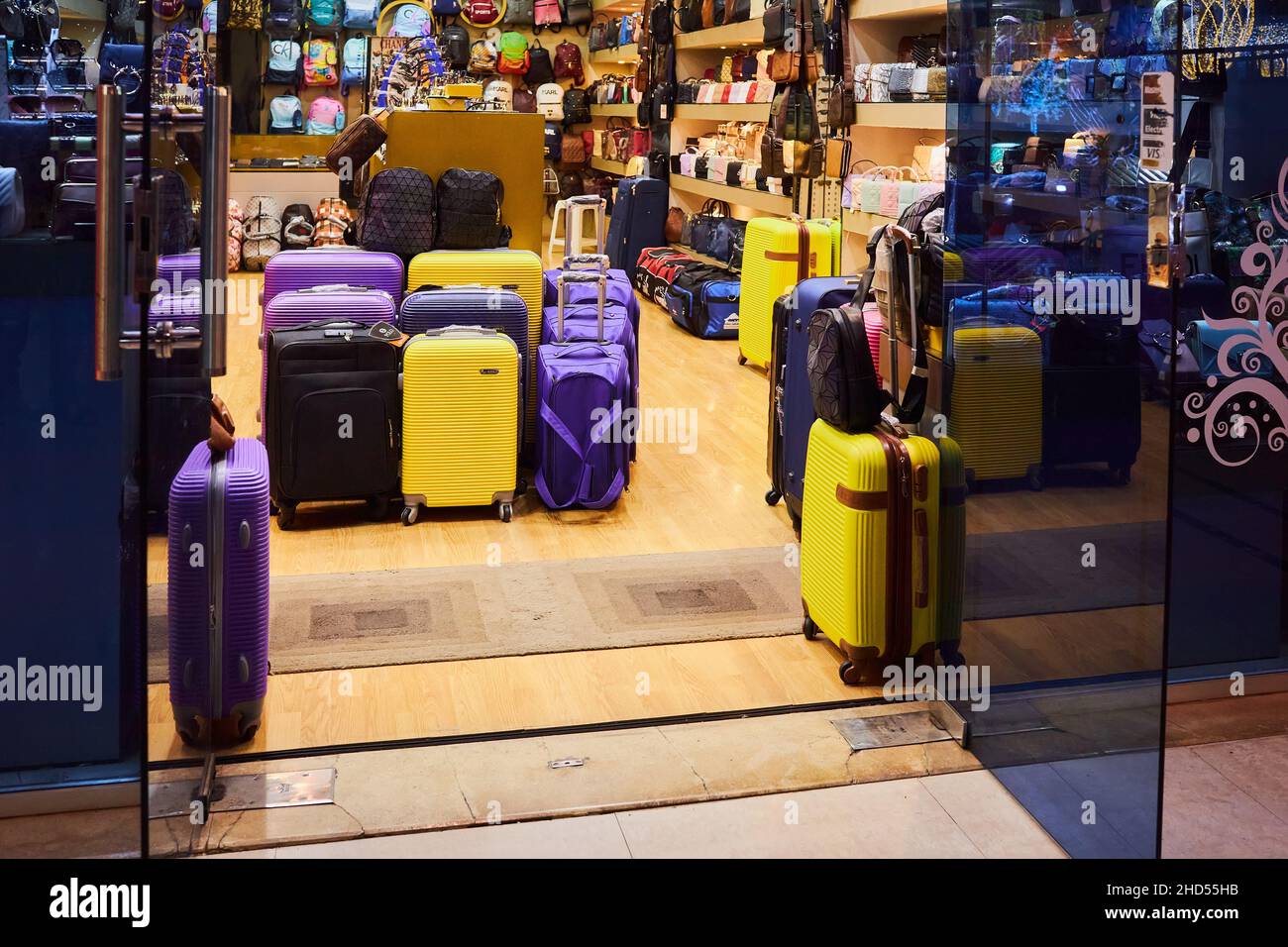 Sharm El Sheikh, Egitto - 20 novembre 2021: Negozio di valigie da viaggio a  Soho Square. Centro commerciale Soho Foto stock - Alamy