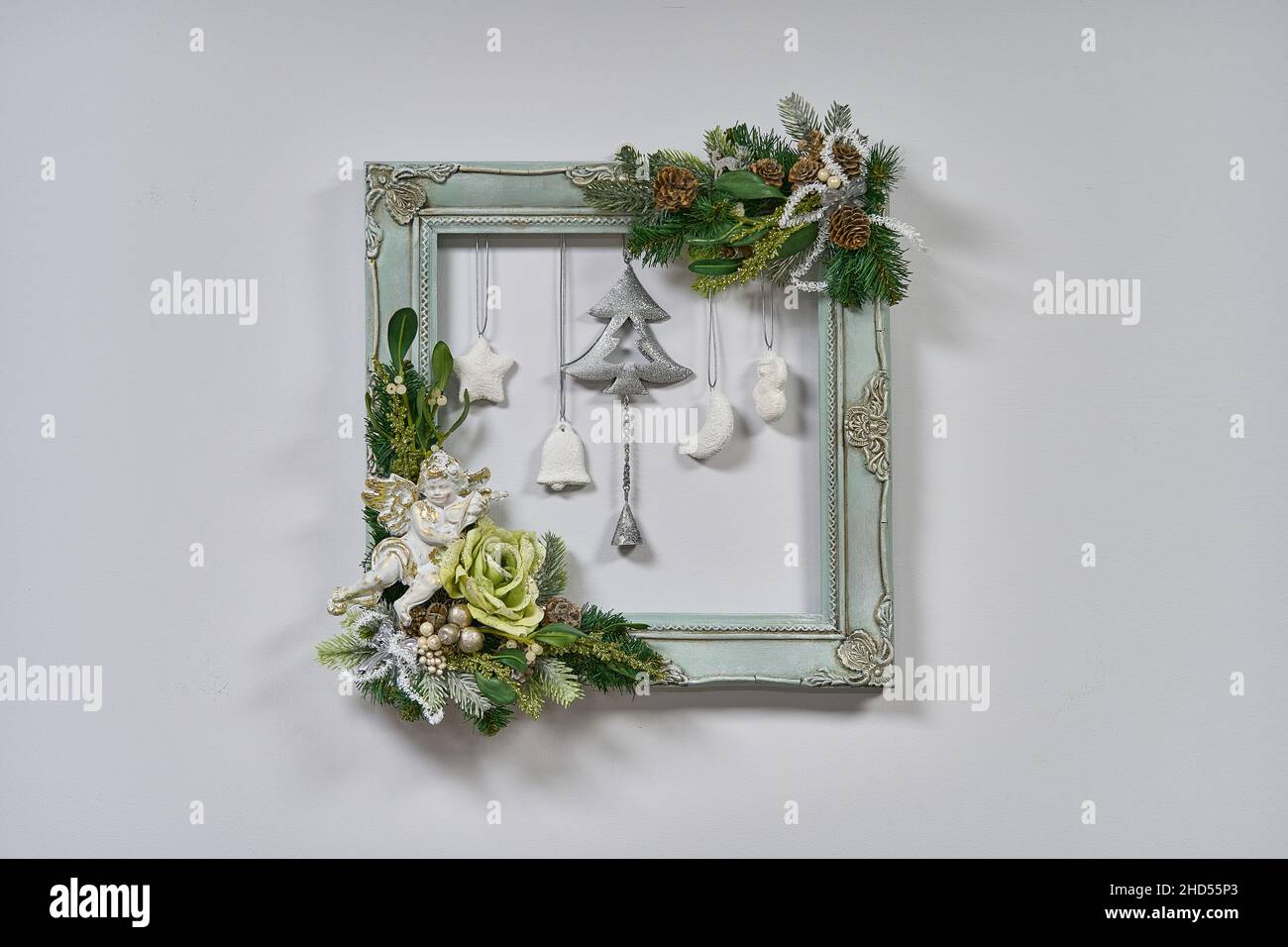 Cornice fotografica quadrata fatta a mano isolata su sfondo bianco. Tema invernale - albero di Natale al centro. Foto Stock