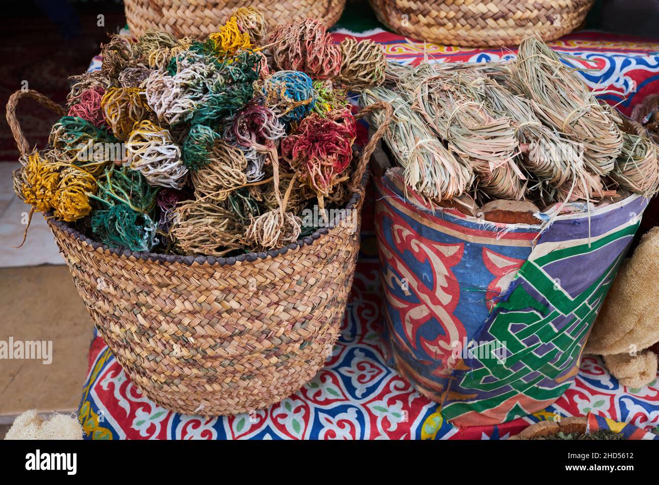 Tè al limone (Cymbopogon citratus, Capim Limao, Santo) e Selaginella lepipidophylla (Lycopodium lepipidophyllum, Anastatica). Mercato di strada in Egitto. Foto Stock