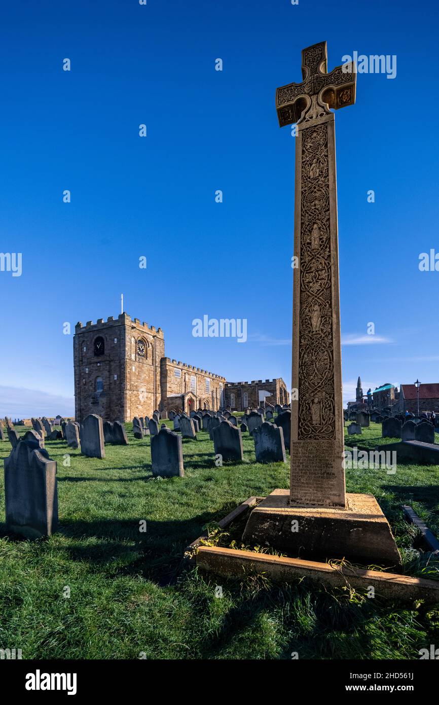 Croce celtica presso la chiesa di Saint Hilda a Whitby. Foto Stock