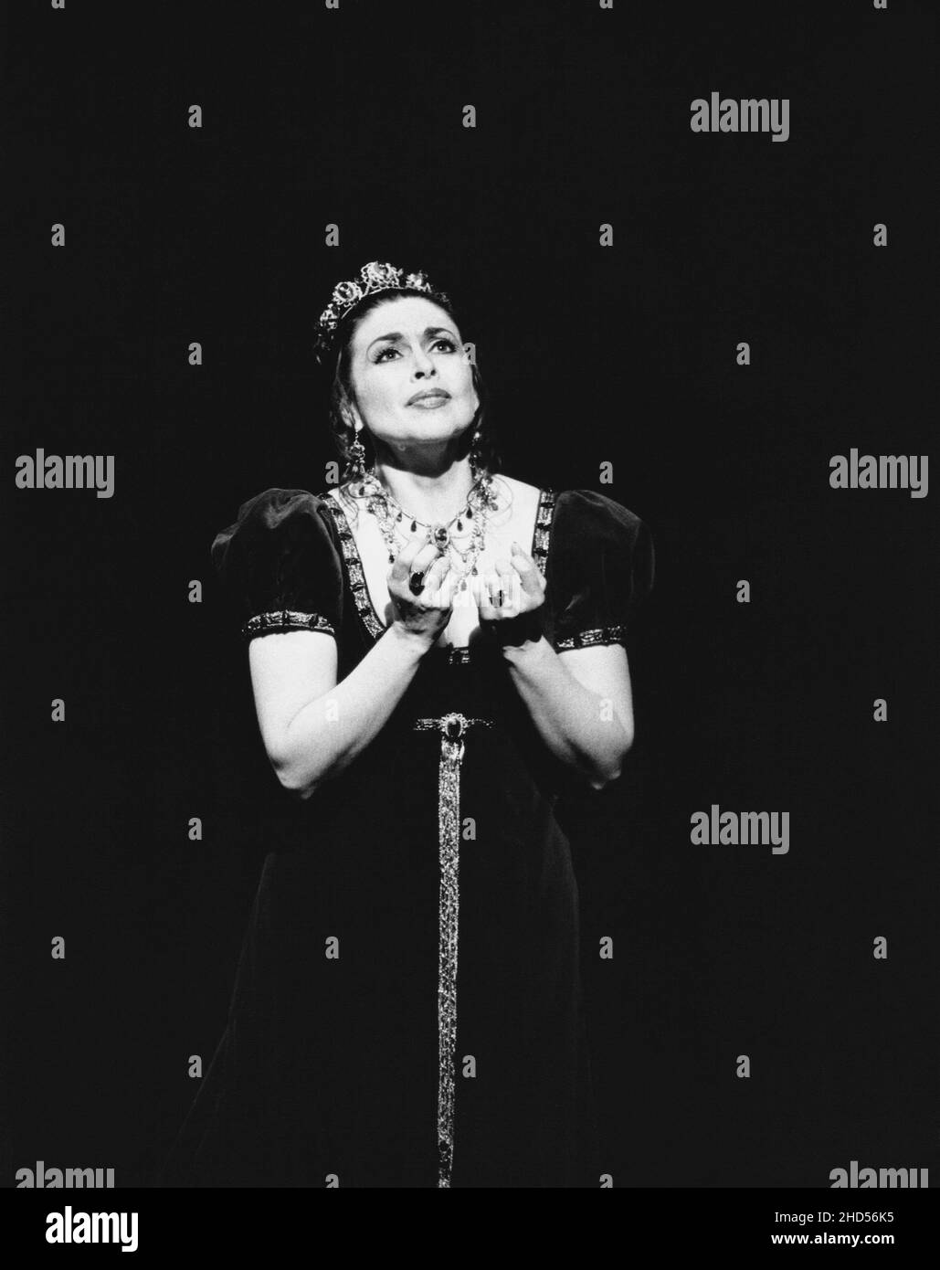 Atto 2: Catherine Malfitano (Foria Tosca) IN TOSCA di Puccini alla Royal Opera, Covent Garden, Londra WC2 16/06/1993 Direttore: Daniel Oren Set design: Renzo Mongiardino Costumi: Marcel Escoffier Revival Lighting: John B Leggi il regista originale: Franco Zeffirelli Revival Director: John Cox Foto Stock