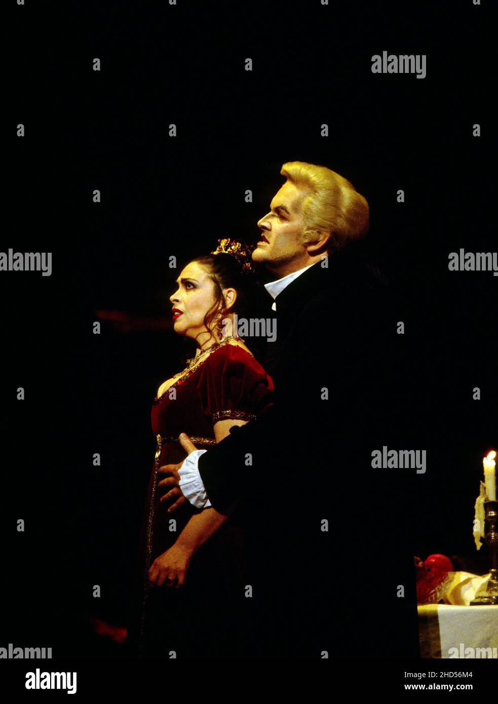 Atto 2: Catherine Malfitano (Foria Tosca), Gregory Yurisich (Barone Scarpia) in TOSCA di Puccini alla Royal Opera, Covent Garden, Londra WC2 16/06/1993 Direttore: Daniel Oren Set design: Renzo Mongiardino Costumi: Marcel Esccoier illuminazione revival: John B Leggi il regista originale: Franco Zeffirelli regista revival: John Cox Foto Stock