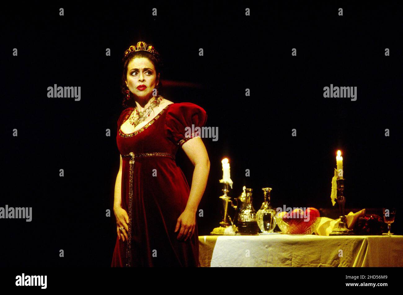 Atto 2: Catherine Malfitano (Foria Tosca) IN TOSCA di Puccini alla Royal Opera, Covent Garden, Londra WC2 16/06/1993 Direttore: Daniel Oren Set design: Renzo Mongiardino Costumi: Marcel Escoffier Revival Lighting: John B Leggi il regista originale: Franco Zeffirelli Revival Director: John Cox Foto Stock