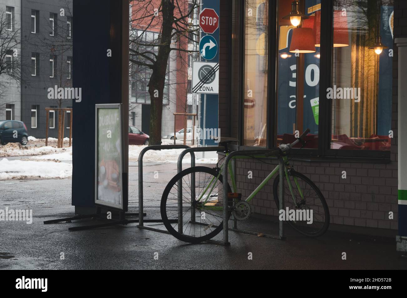 Riga, Lettonia, 31 dicembre 2021: Umore della città in inverno caldo Foto Stock