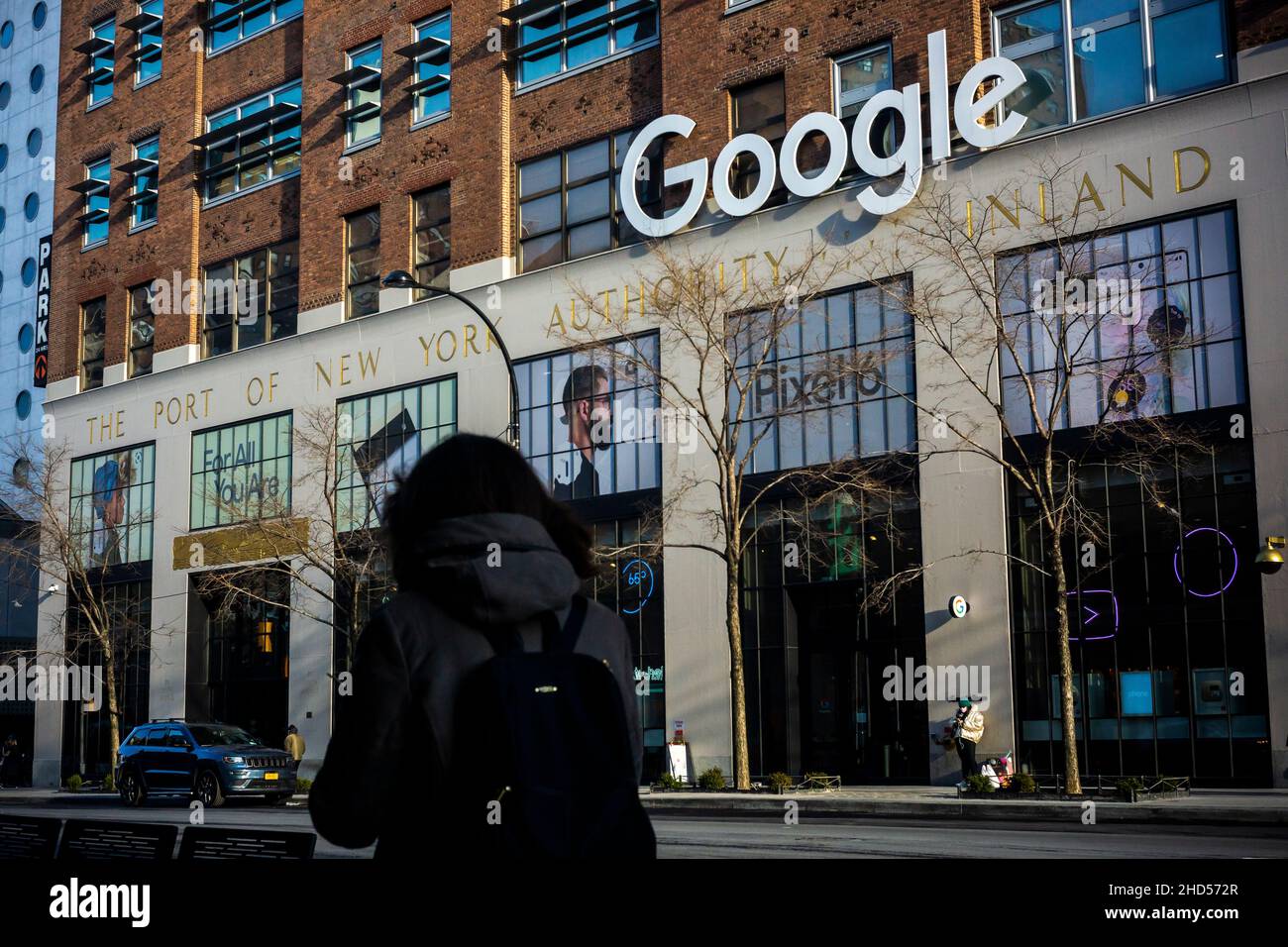 Il logo Google sul loro edificio al 111 Eighth Avenue a New York Venerdì 24 dicembre 2021. (© Richard B. Levine) Foto Stock