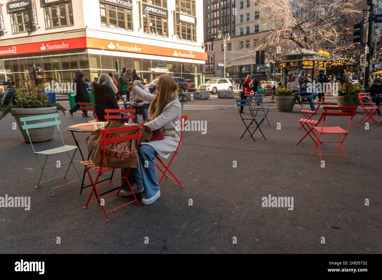 Attività post-natalizie a Herald Square nel centro di Manhattan a New York domenica 26 dicembre 2021. (© Richard B. Levine) Foto Stock