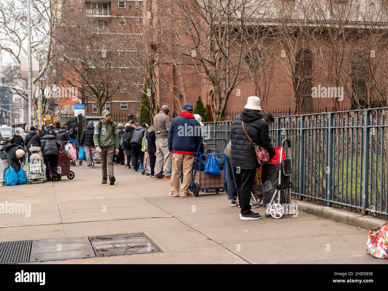 Centinaia si allineano al di fuori della dispensa alimentare dei Santi Apostoli a Chelsea a New York giovedì 30 dicembre 2021.(© Richard B. Levine) Foto Stock