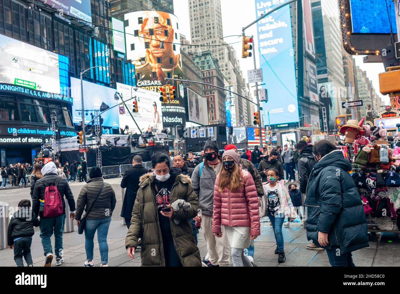 EveTimes Square, affollata e affollata prima di Capodanno a New York giovedì 30 dicembre 2021. (© Richard B. Levine) Foto Stock