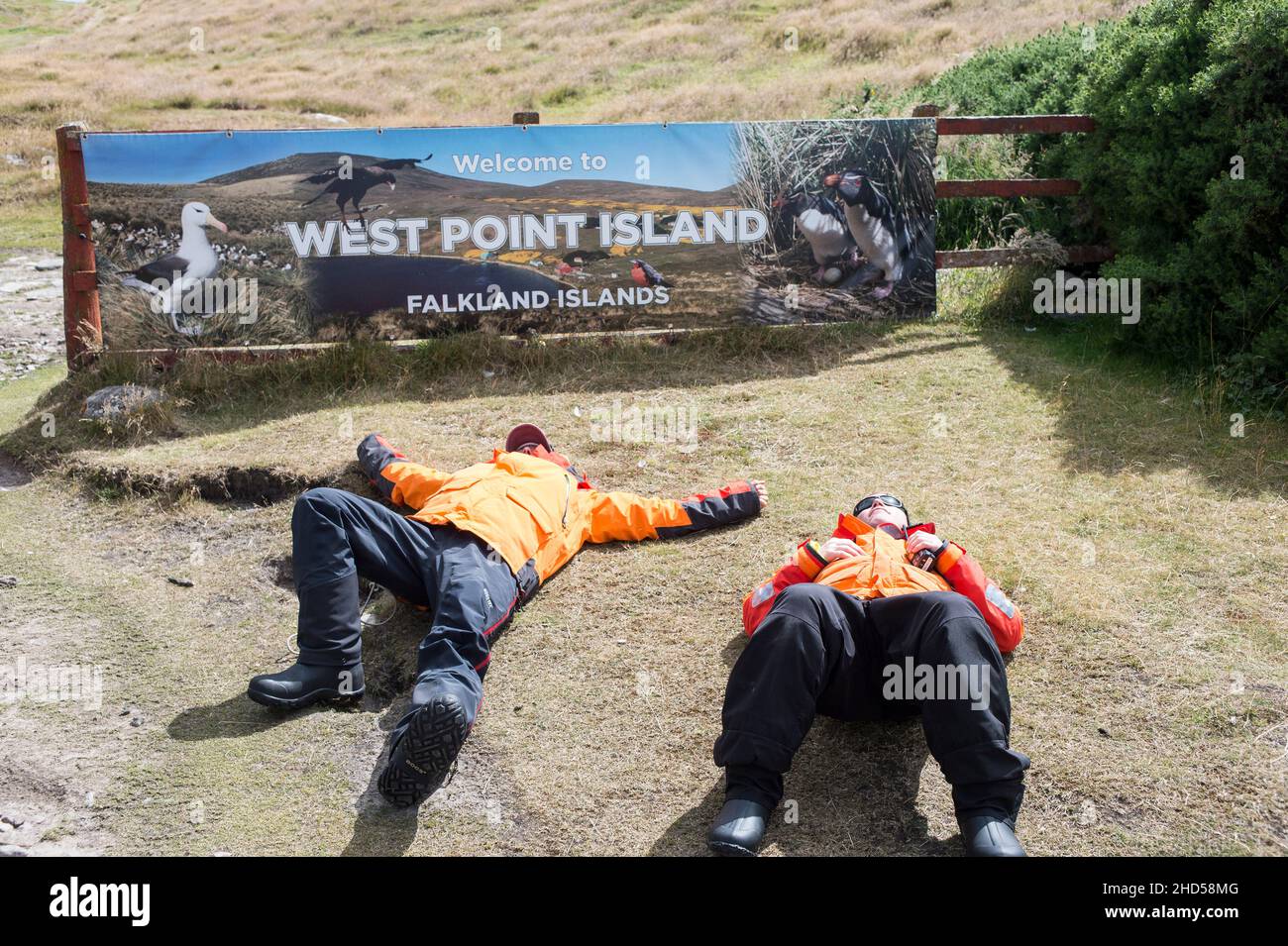 Il personale della nave da crociera si riposa su West Point Island, falklands, dopo aver atterrato i turisti Foto Stock