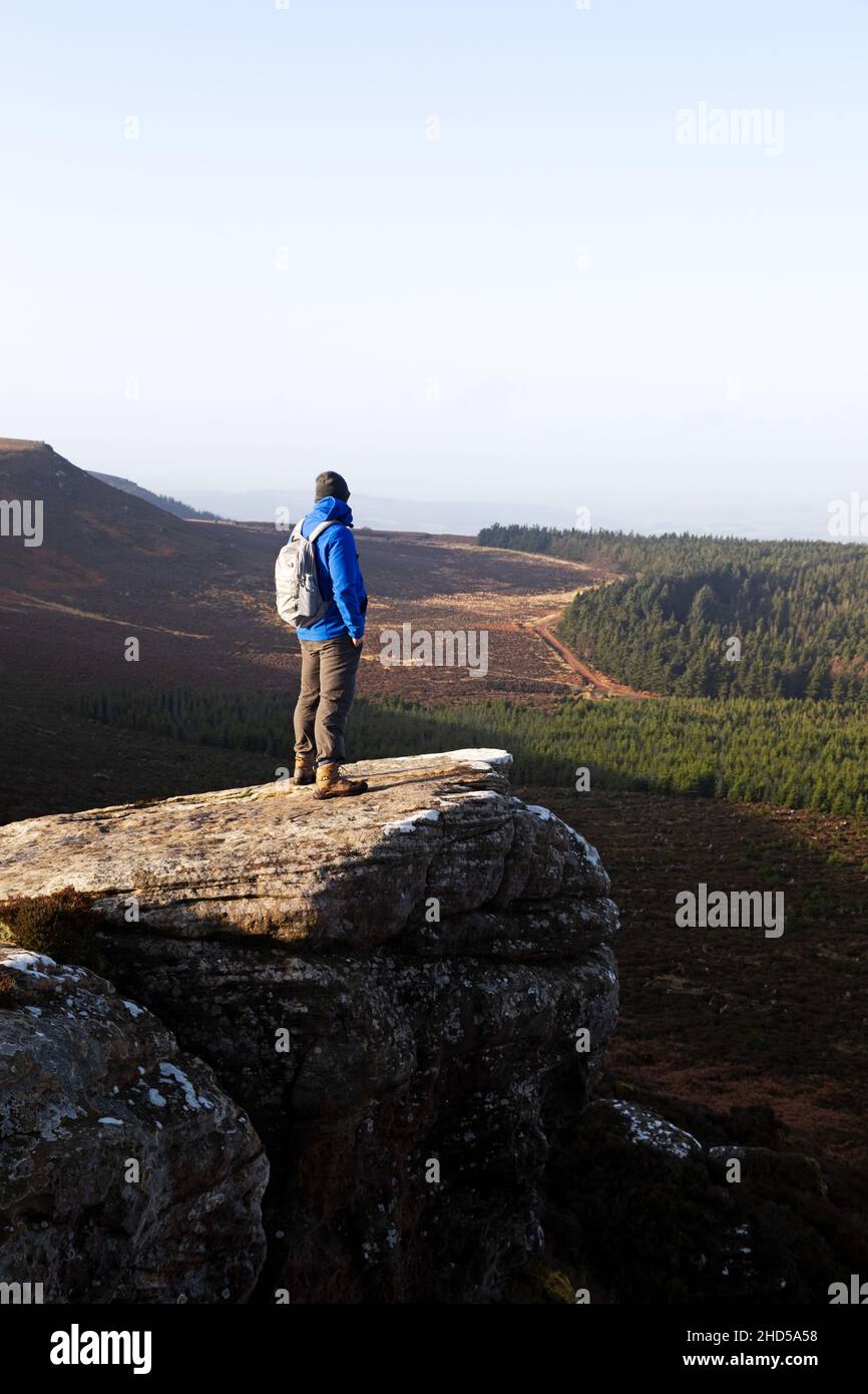 Walker gode di una vista sulla campagna dalle colline Simonside a Northumberland, Inghilterra. Parte delle colline di Cheviot, Foto Stock