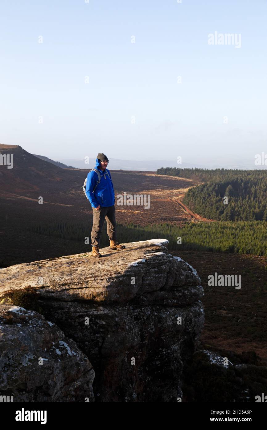 Walker gode di una vista sulla campagna dalle colline Simonside a Northumberland, Inghilterra. Parte delle colline di Cheviot, Foto Stock