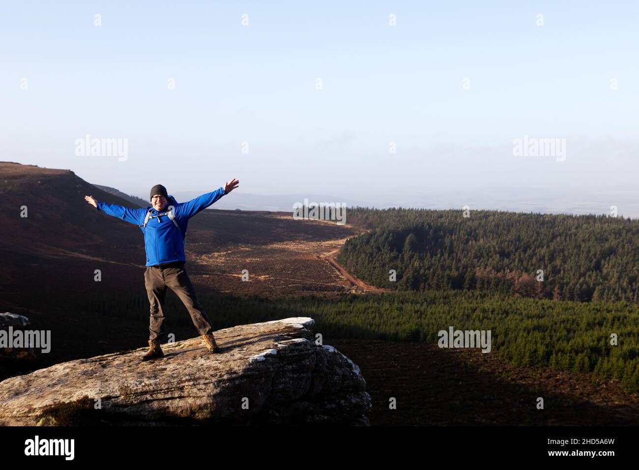 Walker gode di una vista sulla campagna dalle colline Simonside a Northumberland, Inghilterra. Parte delle colline di Cheviot, Foto Stock