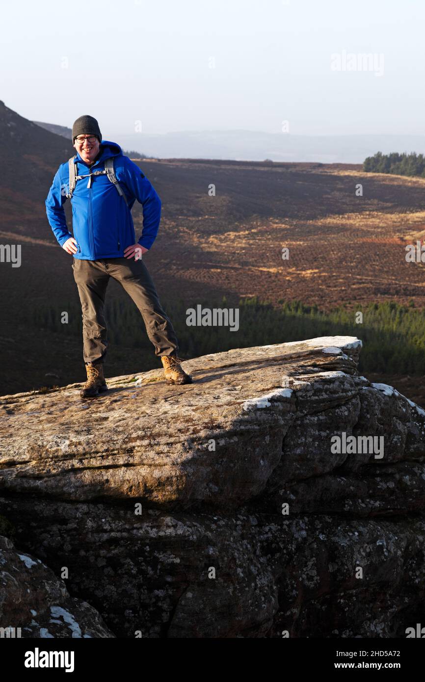 Walker gode di una vista sulla campagna dalle colline Simonside a Northumberland, Inghilterra. Parte delle colline di Cheviot, Foto Stock