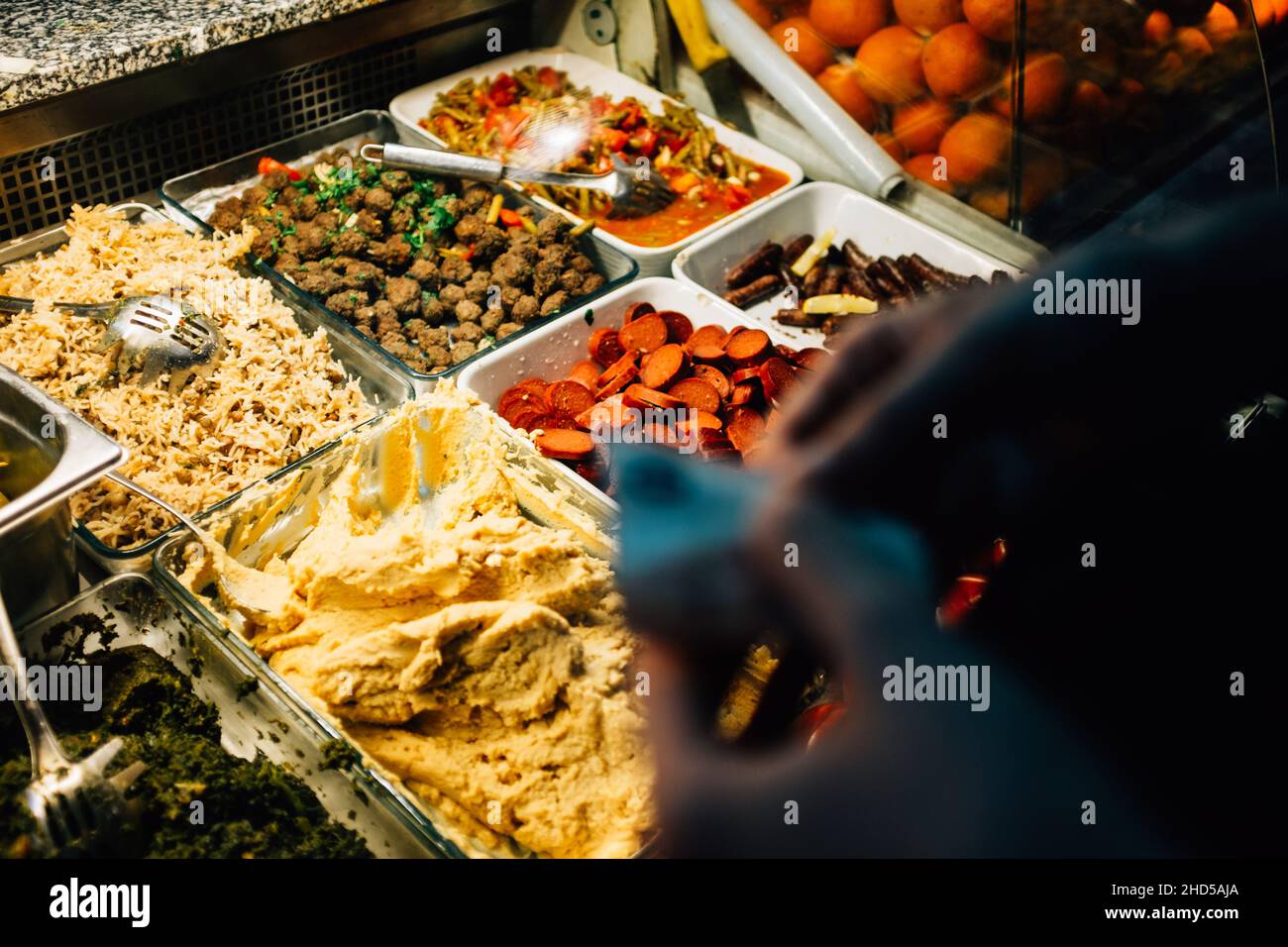 Primo piano sparato sulle mani di un uomo che tiene soldi per comprare cibo nel mercato Foto Stock