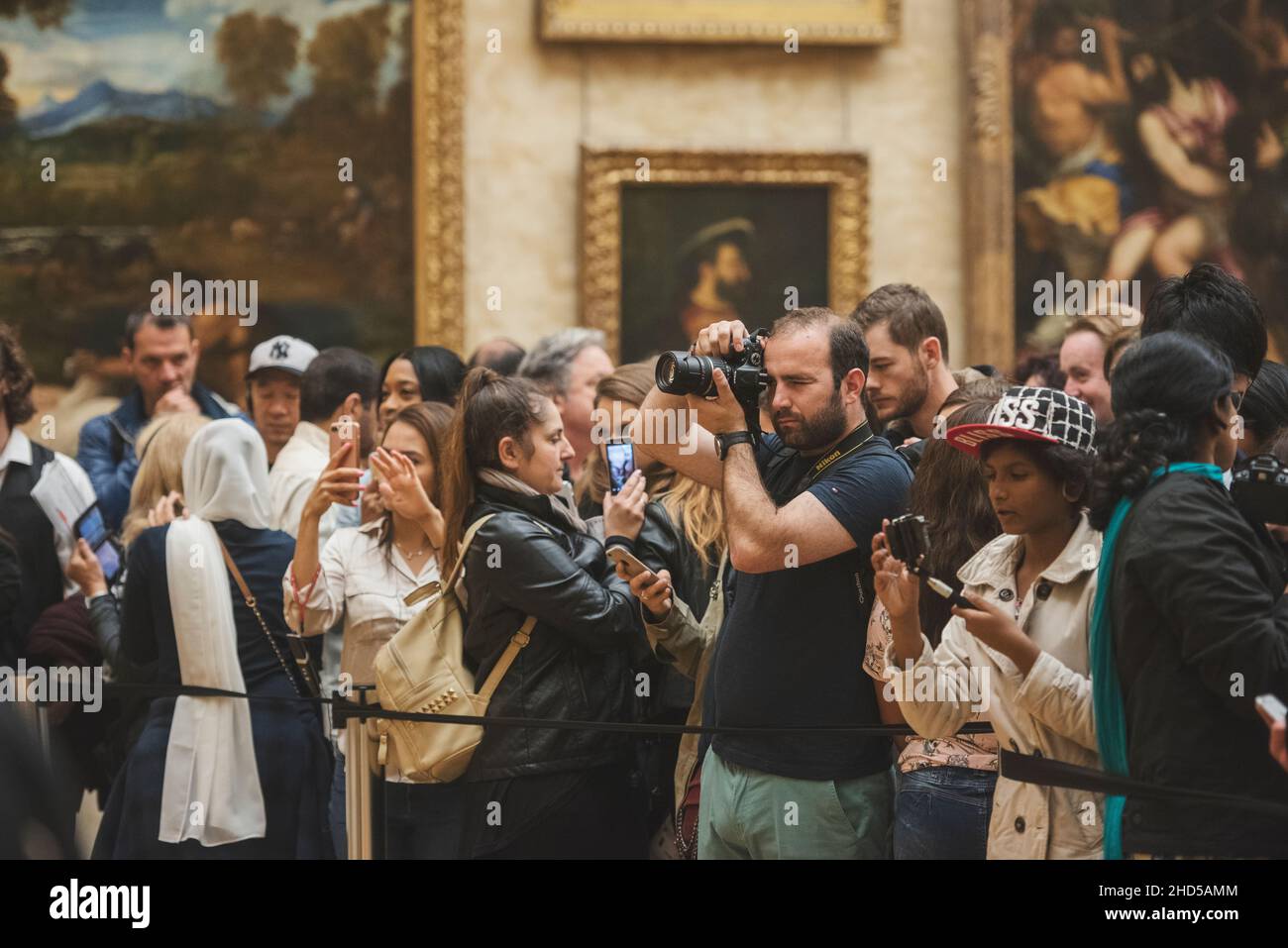 Parigi, Francia: 06 maggio 2017: I visitatori che scattano foto al Museo del Louvre. Foto Stock
