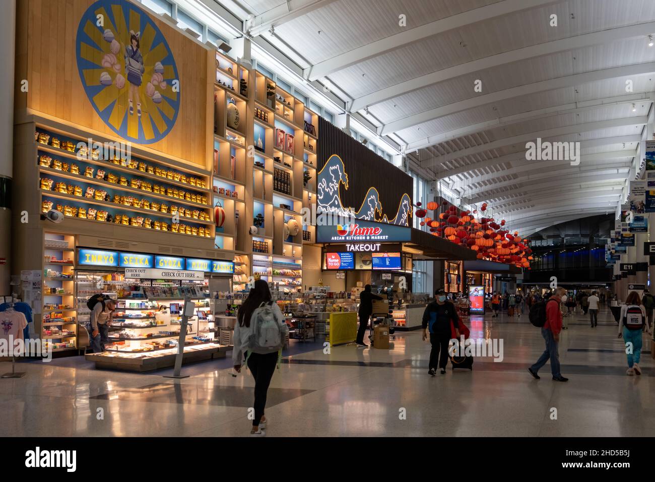 Negozi e ristoranti all'interno del terminal. Aeroporto Internazionale George Bush. Houston, Texas, Stati Uniti. Foto Stock