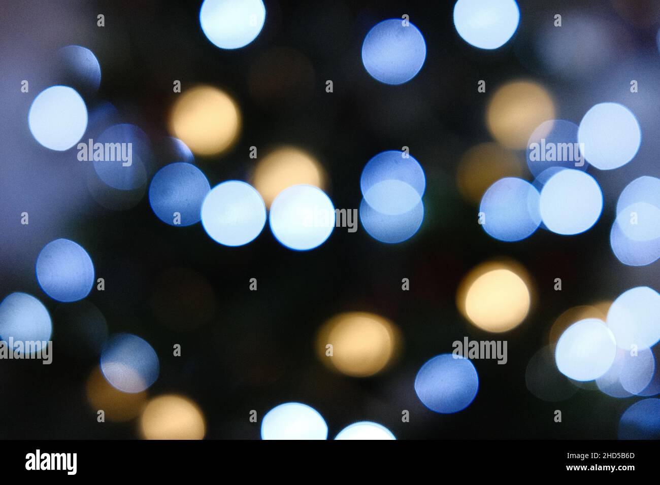 Sfocato, fuori fuoco albero di Natale con luci che mostrano palline bokeh dando un sogno-come l'effetto festivo Foto Stock