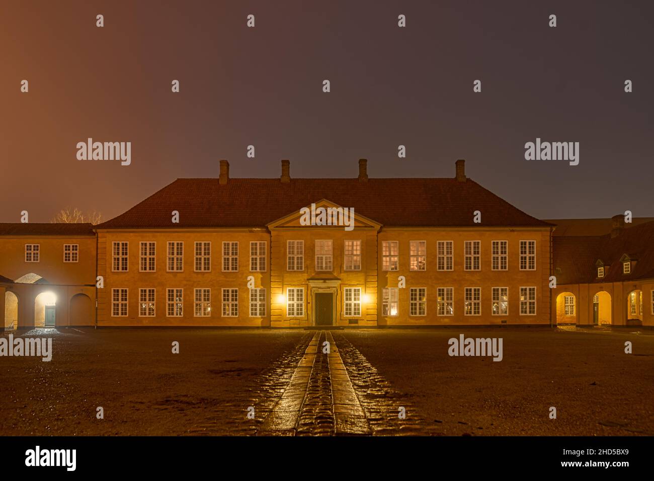 Roskilde Palazzo reale e cortile, illuminato una notte di nebbia nel mese di gennaio, Roskilde, Danimarca, 1 gennaio 2022 Foto Stock