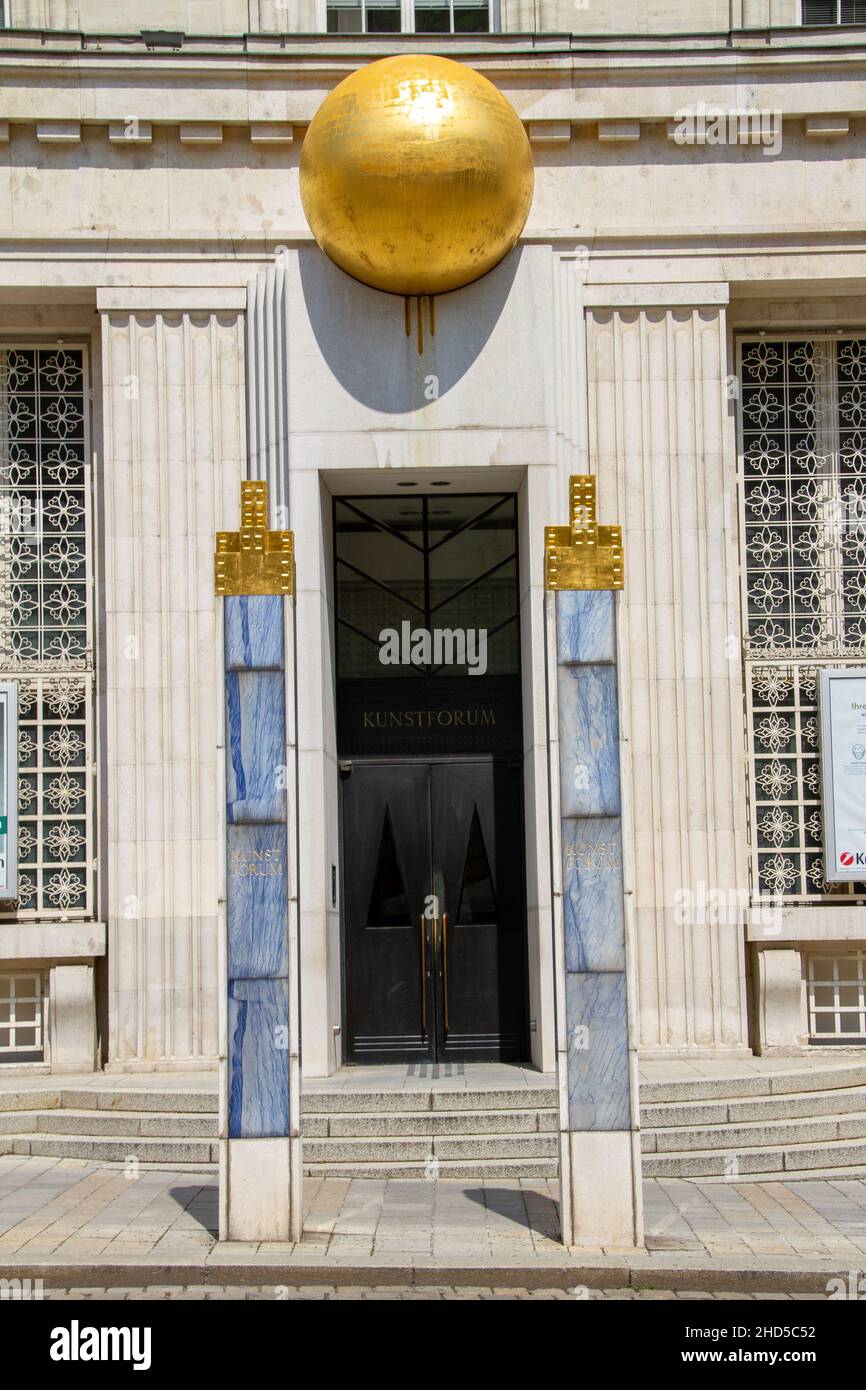 Vienna, Austria, 24 luglio 2021. Il Bank Austria Kunstforum di Vienna espone principalmente opere d'arte del periodo classico e moderno e il post w Foto Stock