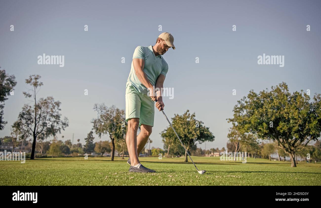 uomo a tutta lunghezza che gioca a golf su erba verde, sport Foto stock -  Alamy