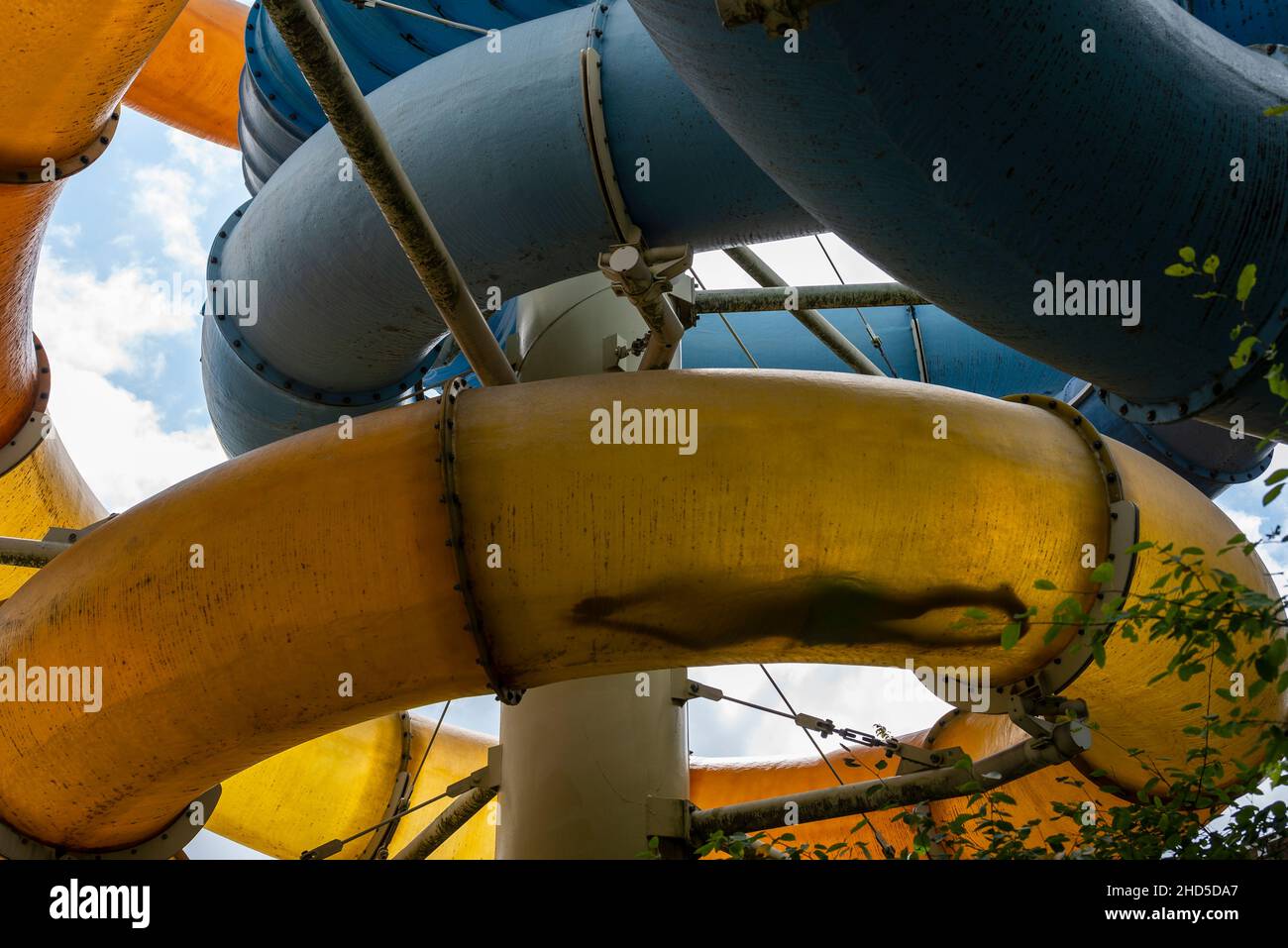 Tubo di scivolamento d'acqua o un flusso con un contorno di un uomo che passa attraverso, foto da treuchtlingen, Germania. Foto Stock