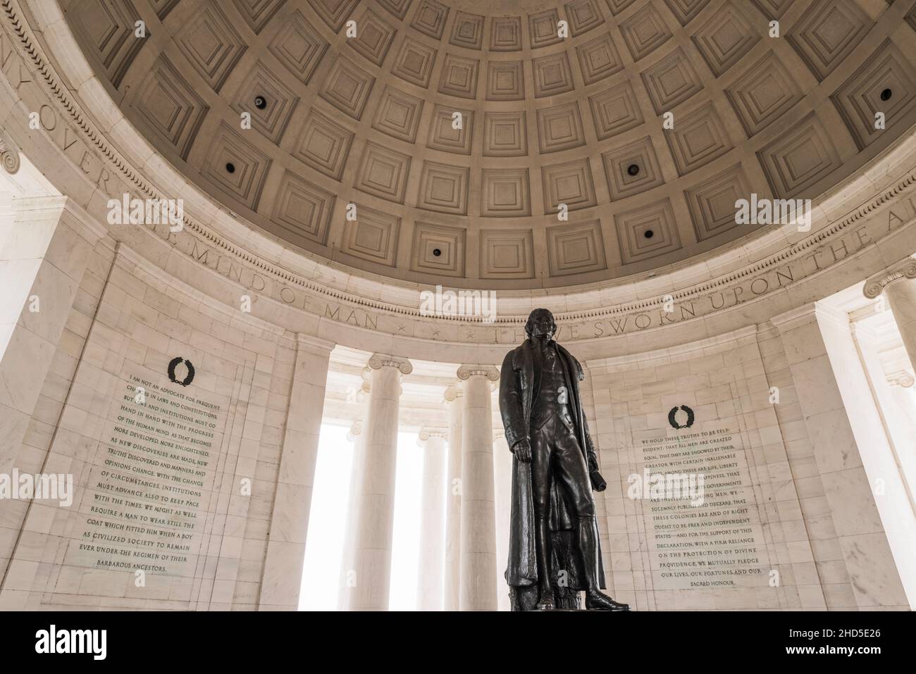 Statua e iscrizione all'interno del Thomas Jefferson Memorial, Washington, DC USA Foto Stock