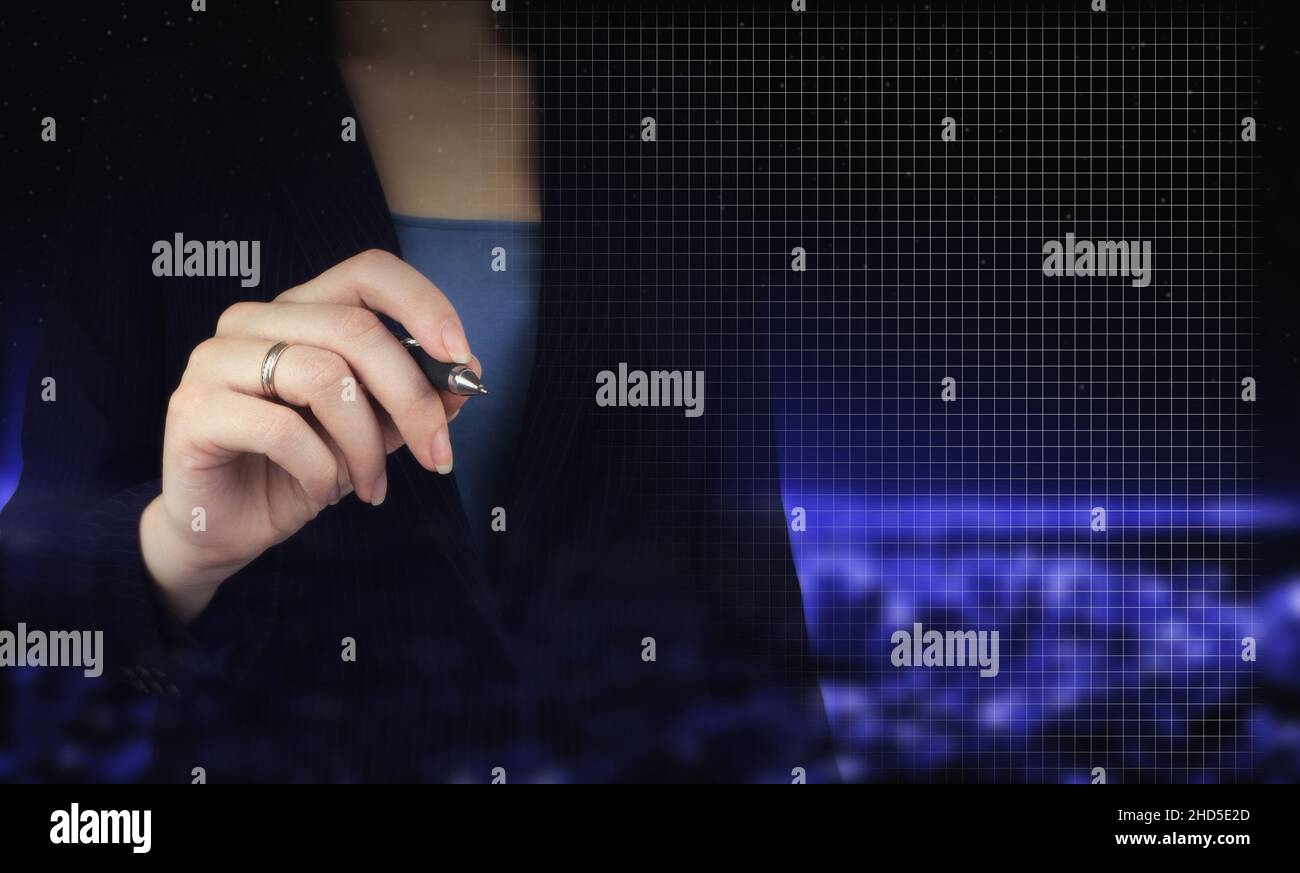 Connessioni di rete innovative e globali, scambi di dati. Mano che tiene la penna grafica digitale e disegno digitale ologramma dati segno sulla città scuro sfocatura Foto Stock