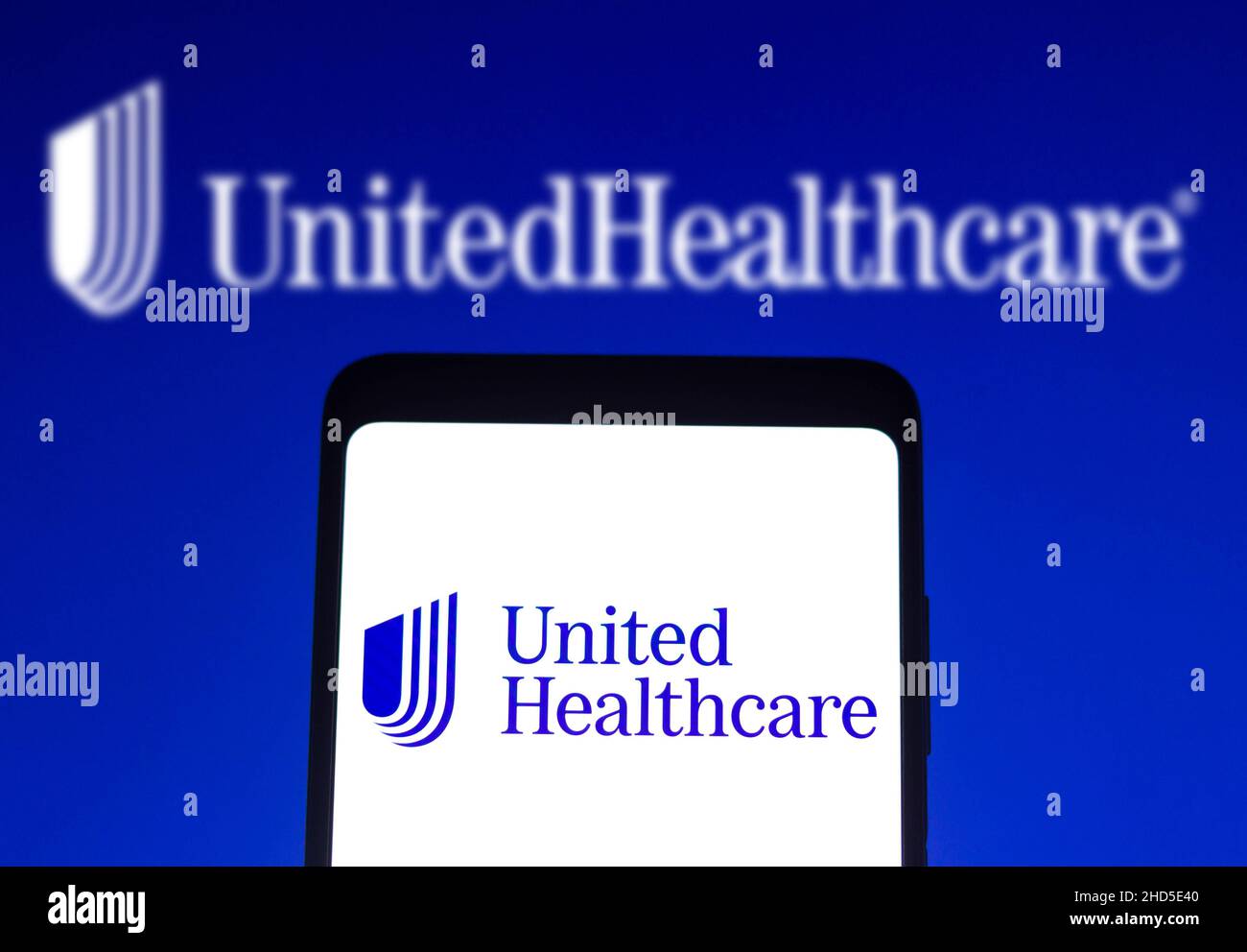Brasile. 3rd Jan 2022. In questa foto, il logo UnitedHealthcare è visualizzato sullo schermo di uno smartphone e sullo sfondo (immagine di credito: © Rafael Henrique/SOPA Images via ZUMA Press Wire) Foto Stock