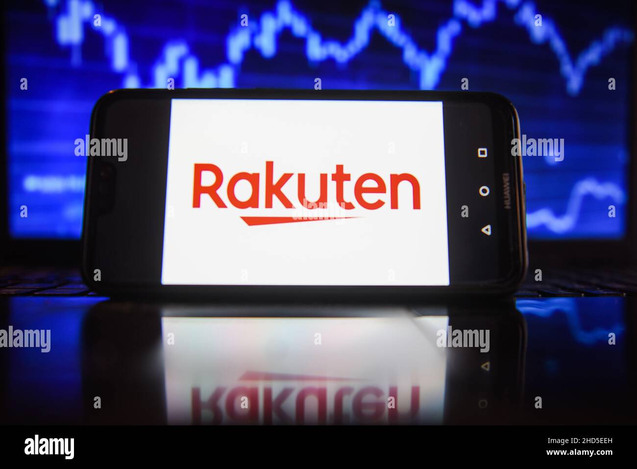 Cracovia, Polonia. 03rd Jan 2022. In questa foto è mostrato un logo Rakuten visualizzato su uno smartphone con percentuali di borsa sullo sfondo. (Foto di Omar Marques/SOPA Images/Sipa USA) Credit: Sipa USA/Alamy Live News Foto Stock