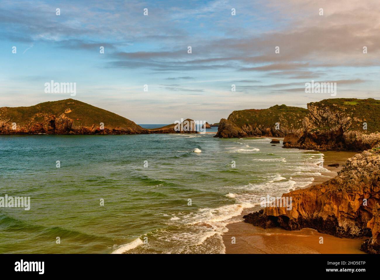 Poo Island e Almenada Beach, Llanes Foto Stock