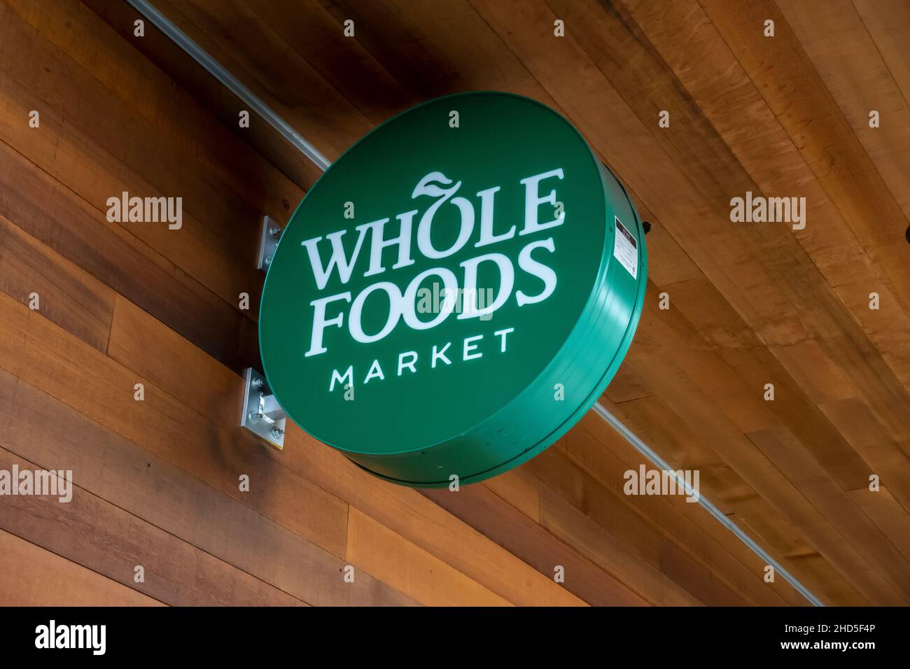Kirkland, WA USA - circa 2021 luglio: Vista ad angolo basso di un cartello circolare Whole Foods Market. Foto Stock Kirkland, WA USA - circa 2021 luglio: Vista ad angolo basso di un cartello circolare Whole Foods Market. Foto Stock