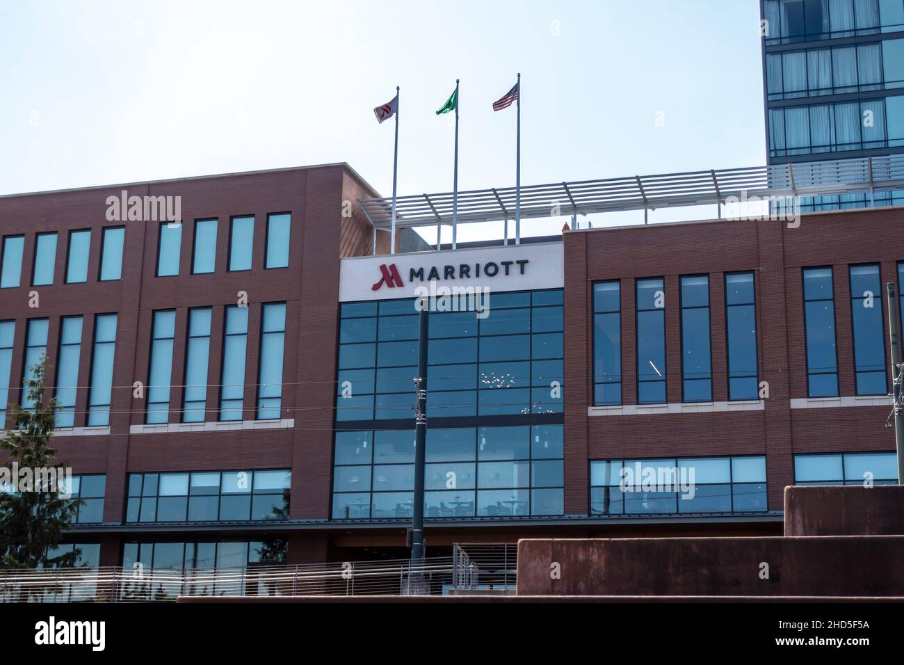 Tacoma, WA USA - circa Agosto 2021: Vista sulla strada di un hotel Courtyard by Marriott e centro congressi nel centro di Tacoma. Foto Stock
