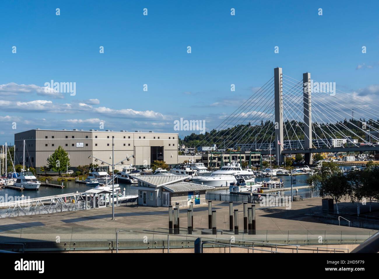 Tacoma, WA USA - circa Agosto 2021: Vista del Tacoma East 21st Street Bridge in un giorno soleggiato, nuvoloso centro città. Foto Stock
