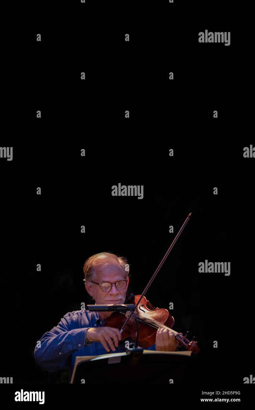 Un violinista della Kernow Chamber suona al Trebah Garden Amphitheater in Cornovaglia. Foto Stock