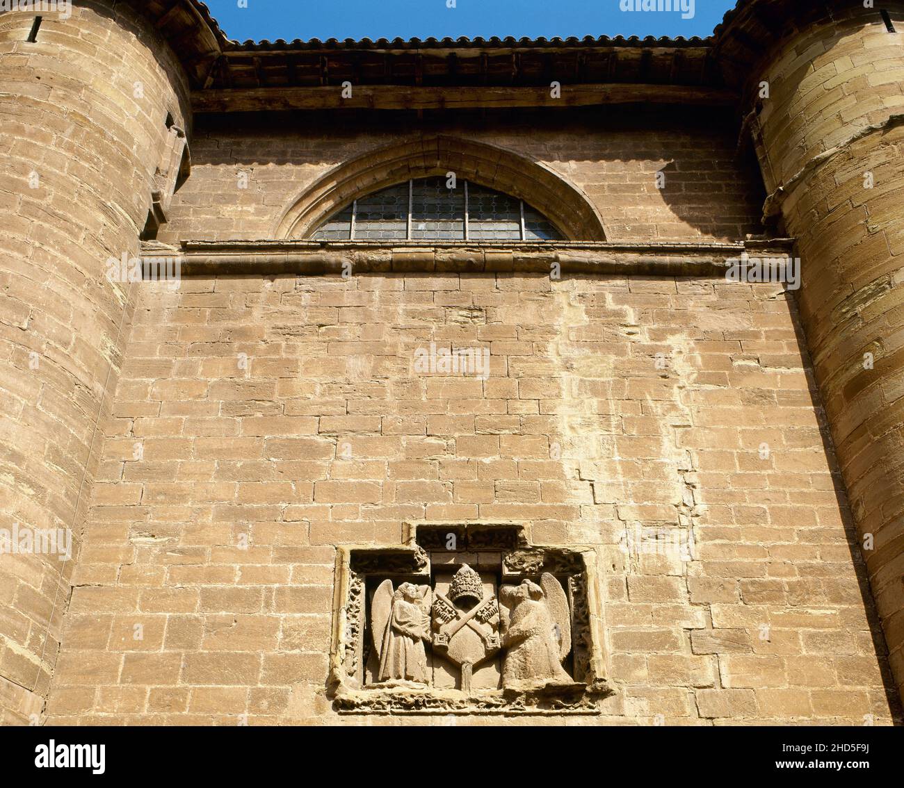 Spagna, la Rioja, Nájera. Monastero di Santa María la Real. Fondata dal re García Sánchez III 'el de Nájera' (quello di Nájera) e da sua moglie Stephanie de Foix, che ne ordinò la costruzione nel 1052. Particolare architettonico esterno della chiesa, tra i contrafforti del transetto, con uno stemma papale scolpito in pietra appartenente al pontefice veneziano Eugenio IV (1431-1447). L'attuale chiesa gotica risale al 15th secolo. Foto Stock