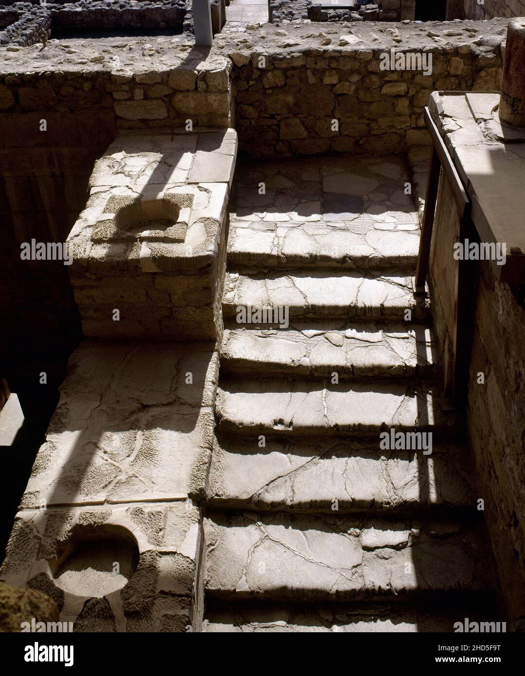 Grecia, Creta. Civiltà minoica. Palazzo di Cnosso (1700-1450 a.C.). Dettaglio architettonico della Grand Staircase. Foto Stock
