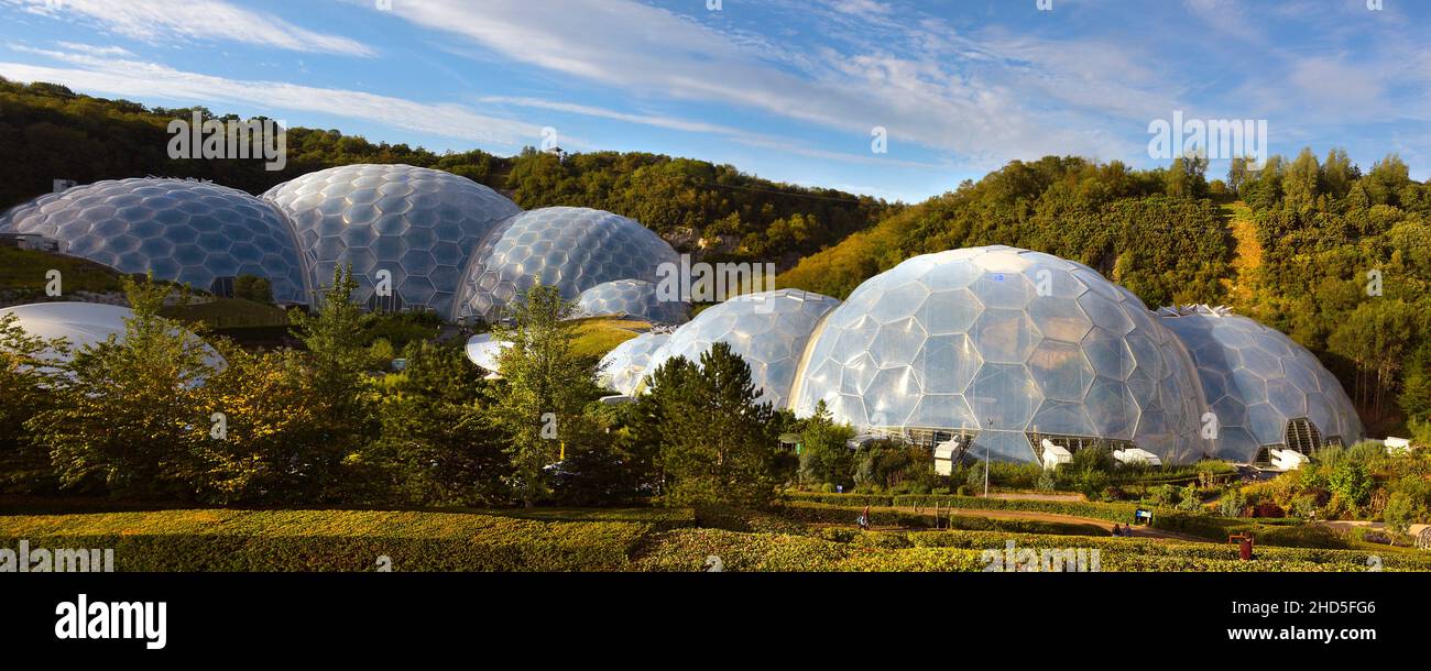 Una vista panoramica delle splendide e iconiche biomee dell'Eden Project in Cornovaglia. Foto Stock
