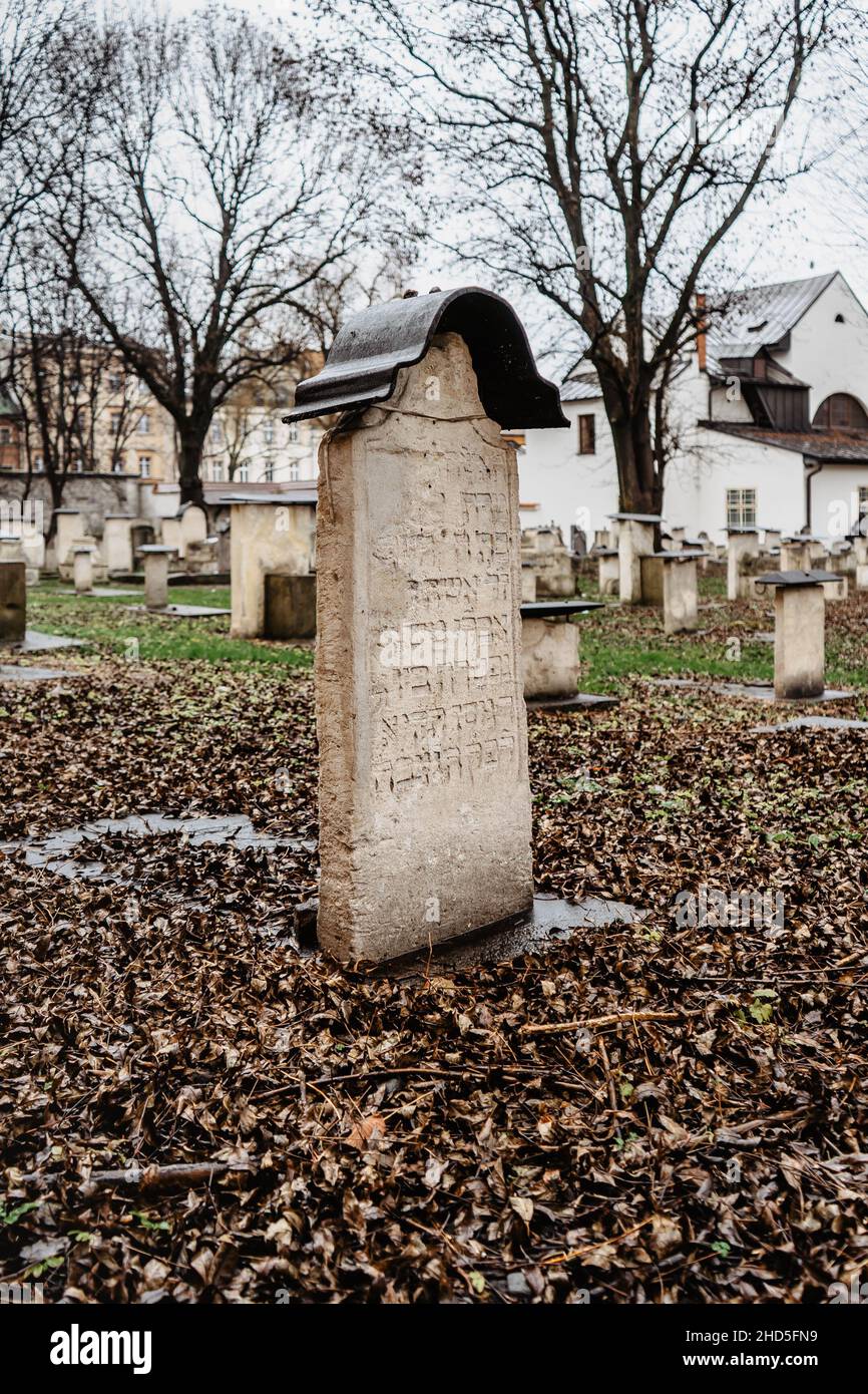 Cracovia,Polonia-Dicembre 19,2021.Vecchio Cimitero Ebraico di Cracovia conosciuto come Cimitero Remuh.Nazis distrusse il sito durante l'occupazione tedesca.lapidi, Foto Stock