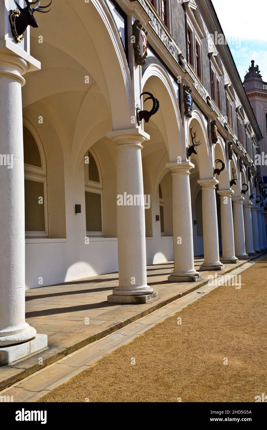 Colonne toscane di Lange Gang ad arco di Stallhof (lungo passaggio delle scuderie reali). Dresda Residence Castello Dresda Sassonia Germania. Foto Stock